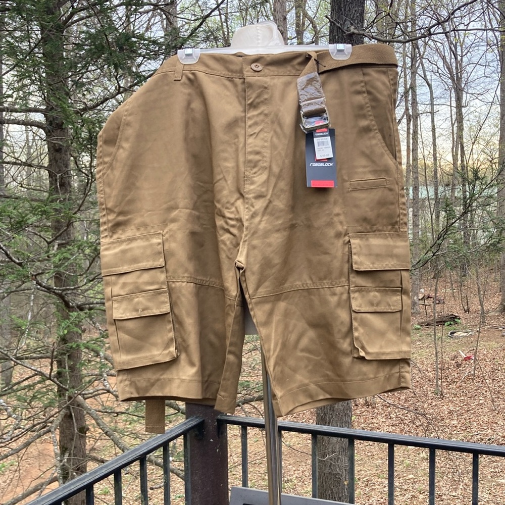 NWT Roadblock Men's Tan Cargo Shorts with belt sz. 42